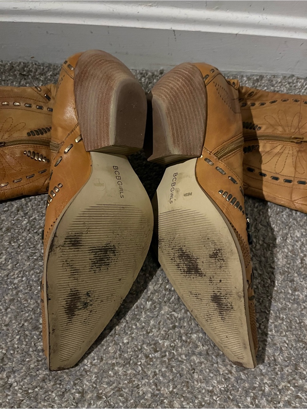 BCBG boots size 9.5 in like new condition with a little wear at the bottom. - Picture 3 of 3